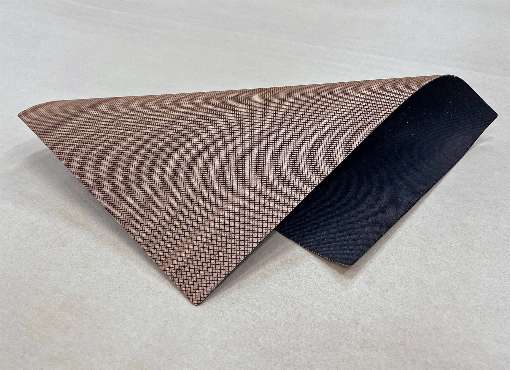 Bild 2: Beeindruckend flexibles Material: Das Ergebnis des Innovationsprojekts FlexHolz. Foto: Schorn & Groh, Karlsruhe, www.sg-veneers.com